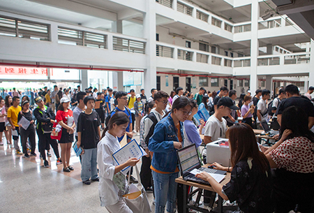 青岛工学院喜迎2019级新生入学报到