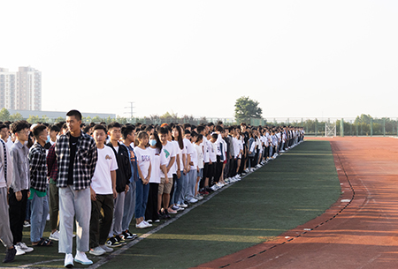 青岛工学院隆重举行中国人民抗战暨世界反法西斯战争胜利75周年升旗仪式