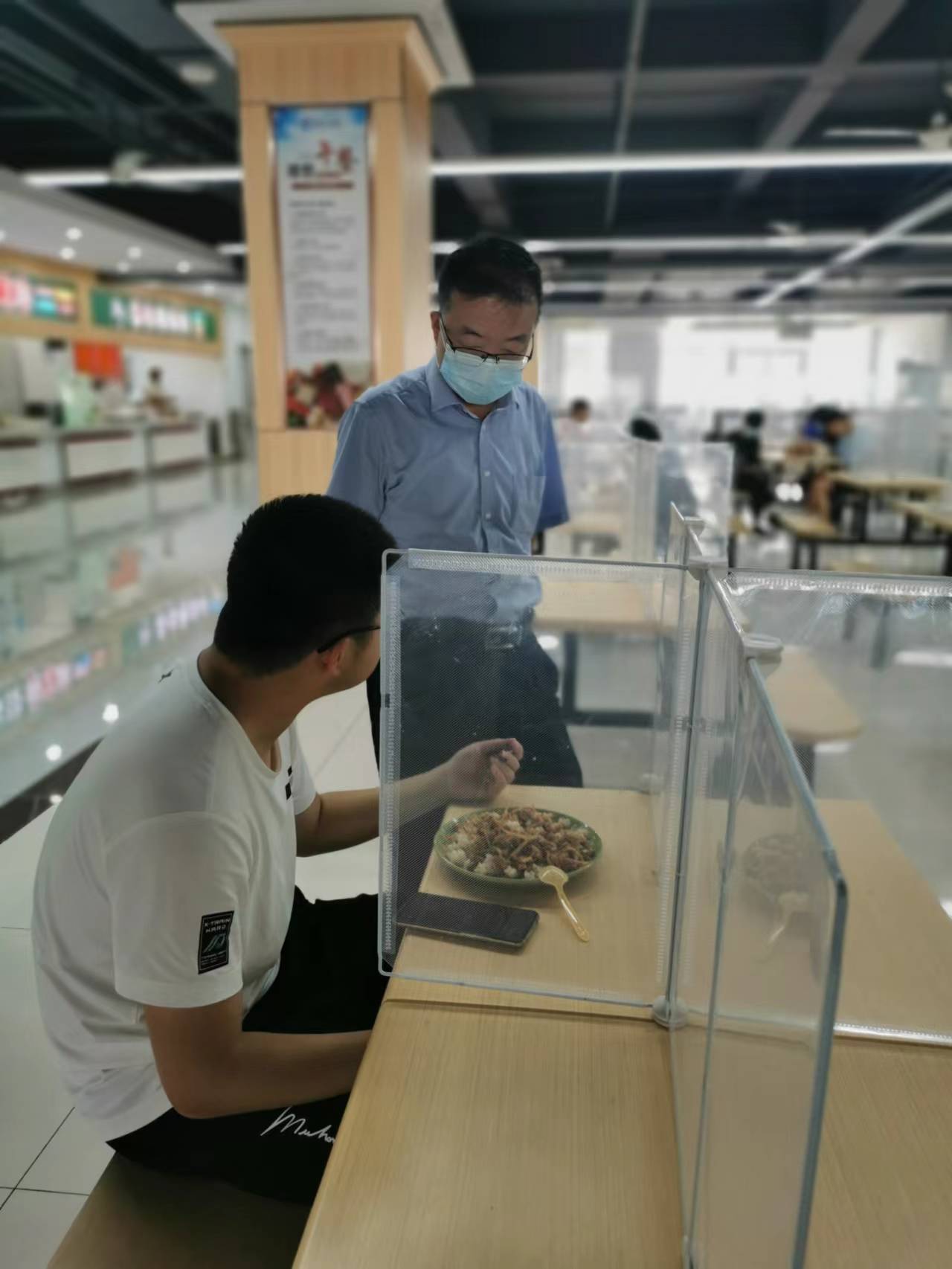 月圆中秋 情满校园——校领导与学生共度中秋佳节 月圆中秋 情满校园——校领导与学生共度中秋佳节