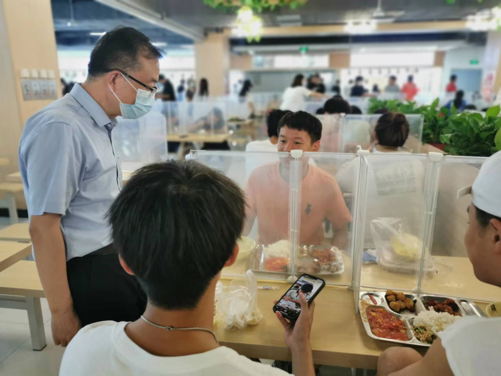 月圆中秋 情满校园——校领导与学生共度中秋佳节 月圆中秋 情满校园——校领导与学生共度中秋佳节