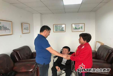 “妈妈就是你的腿”青岛工学院师生与他共同诠释行走的力量 “妈妈就是你的腿”青岛工学院师生与他共同诠释行走的力量