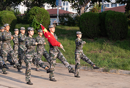 青岛工学院隆重举行中国人民抗战暨世界反法西斯战争胜利75周年升旗仪式