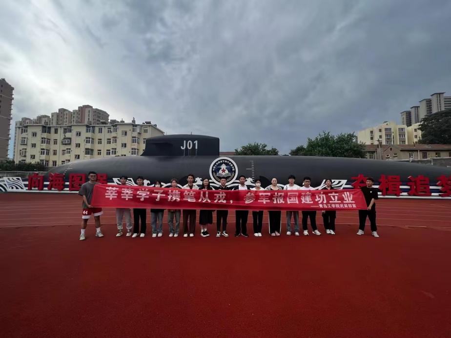 我校组织有入伍意愿学生到军营参观学习 我校组织有入伍意愿学生到军营参观学习