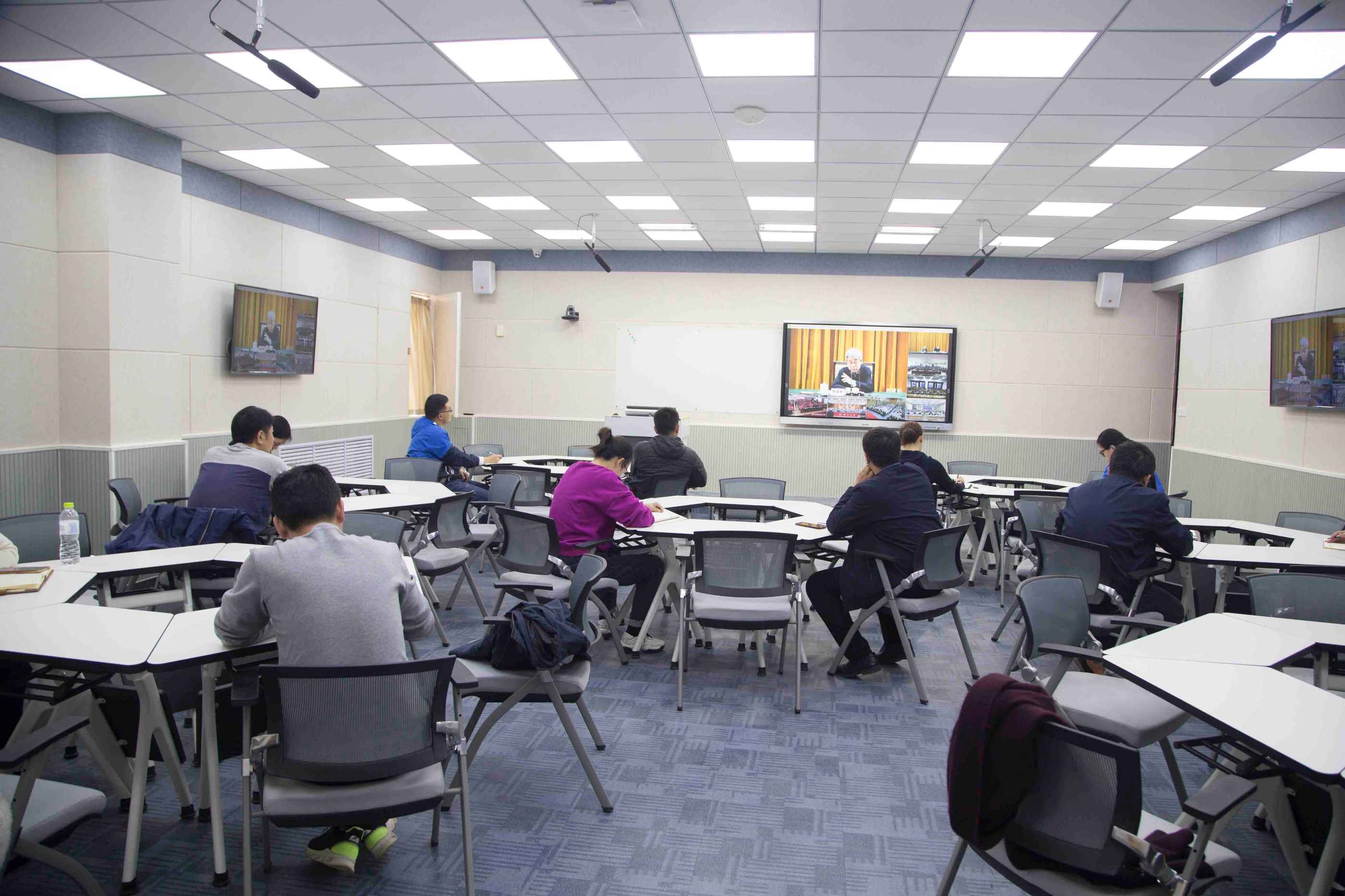 青岛工学院组织观看学习贯彻党的十九届五中全会精神中央宣讲团报告会视频