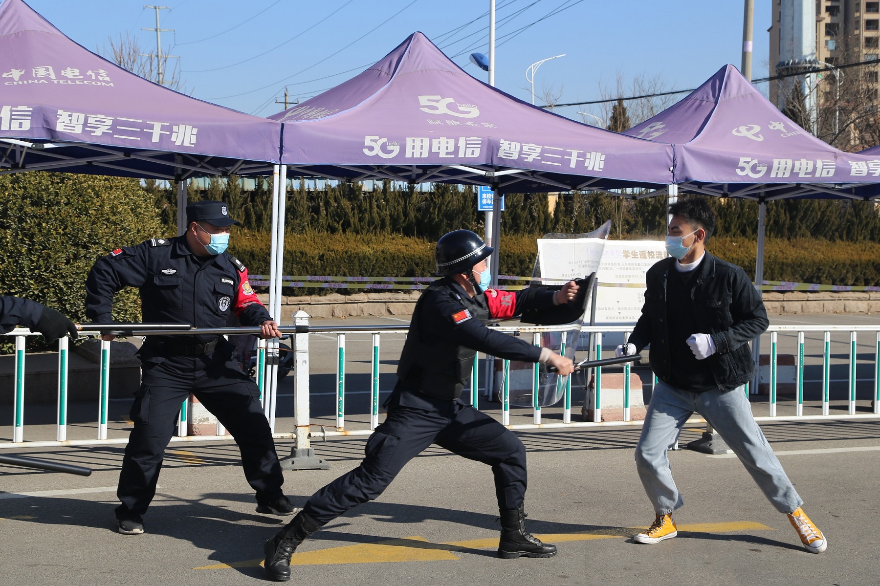 青岛工学院开展反恐防暴演练 青岛工学院开展反恐防暴演练