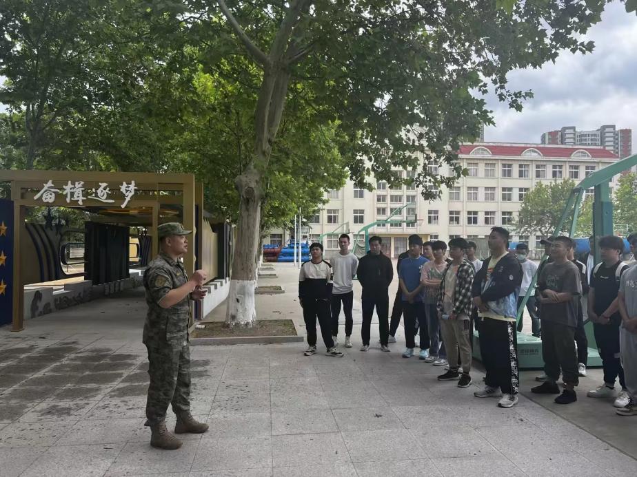 我校组织有入伍意愿学生到军营参观学习 我校组织有入伍意愿学生到军营参观学习