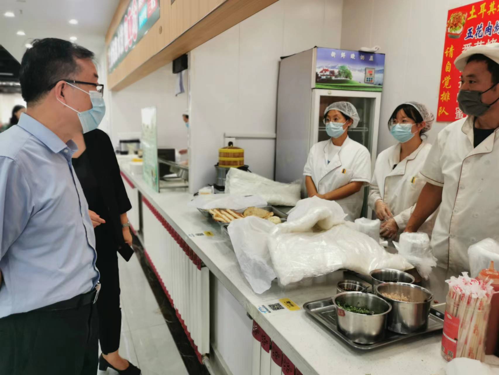 月圆中秋 情满校园——校领导与学生共度中秋佳节 月圆中秋 情满校园——校领导与学生共度中秋佳节