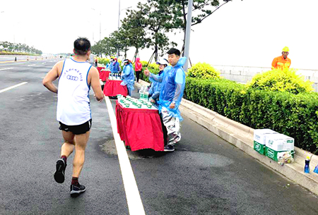 青岛工学院志愿者助力上合地方经贸合作示范区马拉松赛事