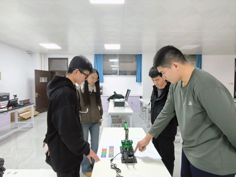 探秘科技——青岛工学院人工智能实验室开放日 探秘科技——青岛工学院人工智能实验室开放日