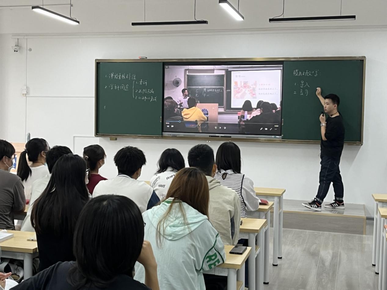 新学期第一天学校各级领导深入课堂听课 新学期第一天学校各级领导深入课堂听课