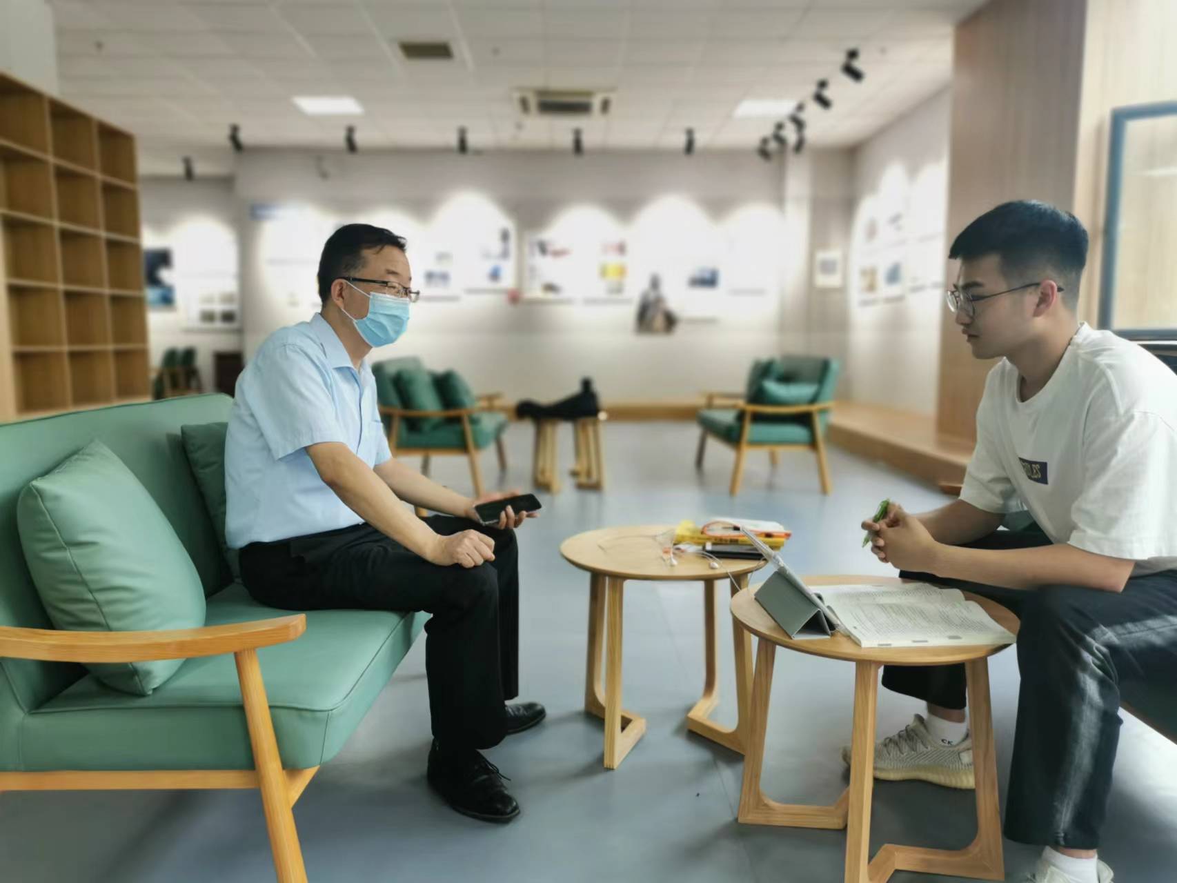 月圆中秋 情满校园——校领导与学生共度中秋佳节 月圆中秋 情满校园——校领导与学生共度中秋佳节